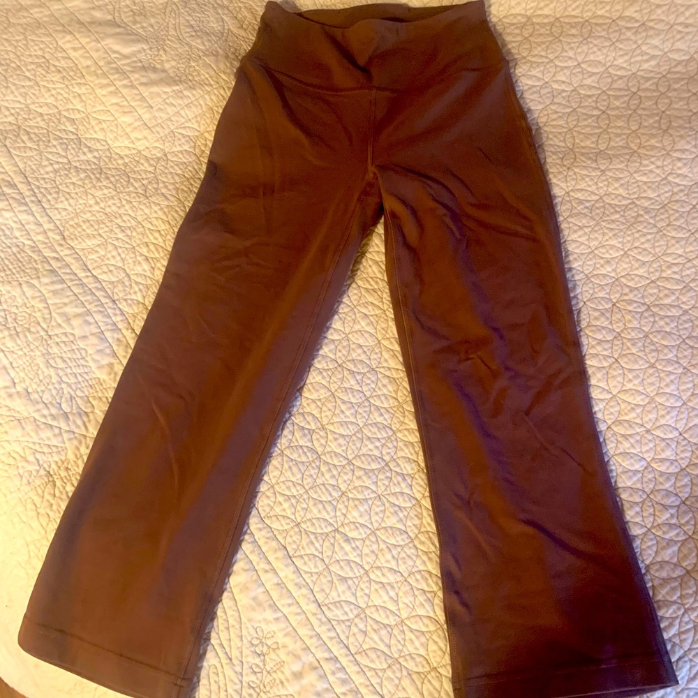 Lululemon size 6 “Groove Super High-rise crops 23”. Brand new